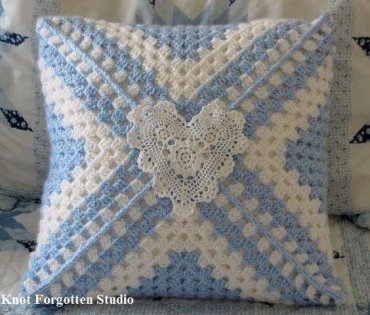 Almofada de Crochê Quadrada Azul e Branca