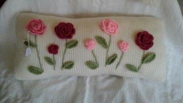Almofada de Crochê Quadrada com apliques de Rosas
