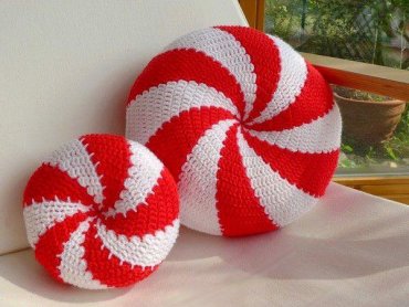 Almofada de Crochê Redonda Espiral Vermelha e Branco