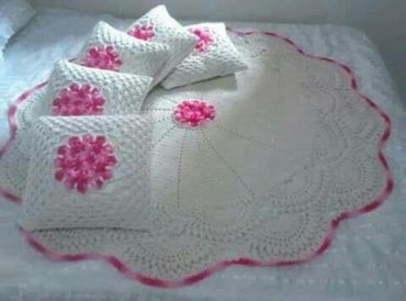 Almofada de Crochê Quadrada Branca com Flor