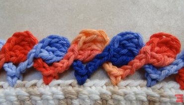 Bico de Crochê em Tons de Azul e Laranja