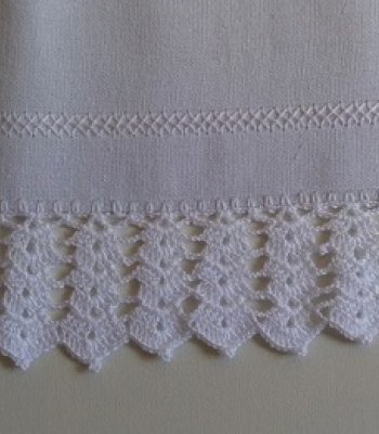 Bico de Crochê Branco em Várias Camadas Iguais