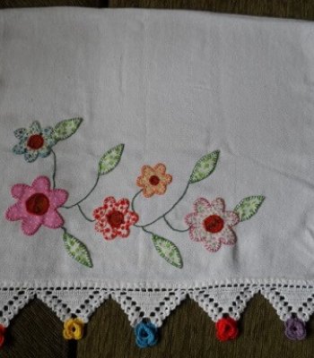 Bico de Crochê com Flores Coloridas nas Pontas
