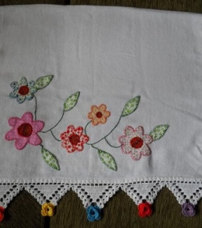 Bico de Crochê com Flores Coloridas nas Pontas
