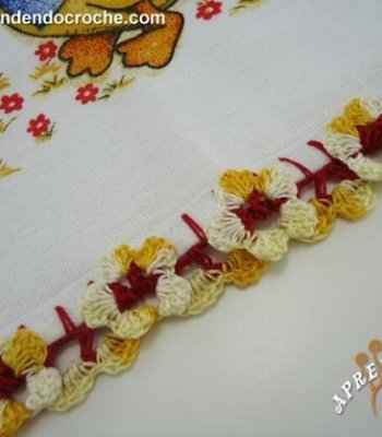 Bico de Crochê em Pano de Prato com Formato de Flor