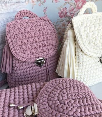 Mochilas de Crochê Lilás e Branca de Fio de Malha