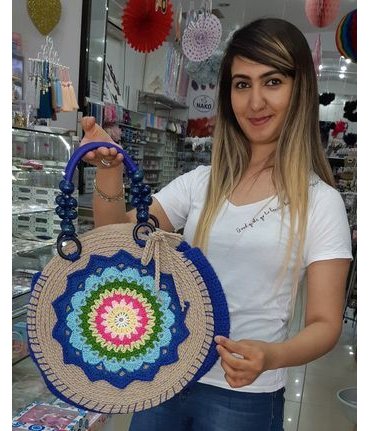 Bolsa Redonda de Crochê Azul e Bege com Mandala