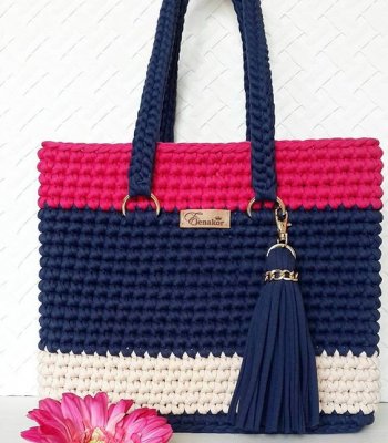 Bolsa Quadrada de Crochê Azul e Rosa com Tassel