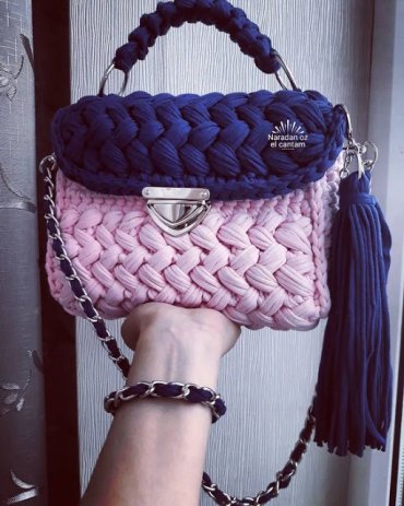 Bolsa de Fio de Malha Crochê Azul e Rosa com Tassel