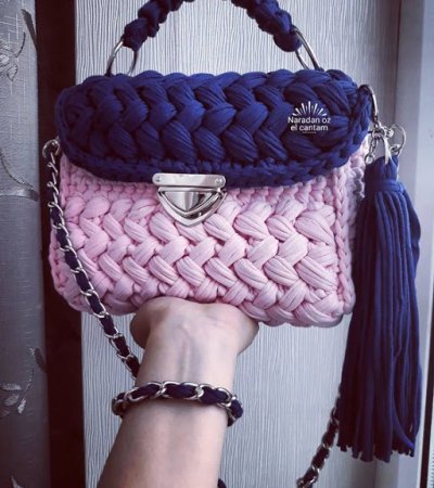 Bolsa de Fio de Malha Crochê Azul e Rosa com Tassel