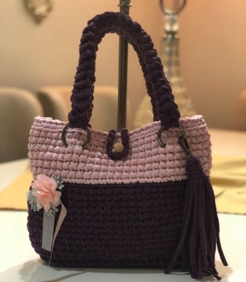 Bolsa Quadrada de Crochê Marron e Rosa com Fio de Malha e Tassel