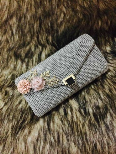 Clutch de Crochê Cinza com flores