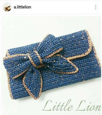 Bolsa de Mão de Crochê Azul e Dourado com laço