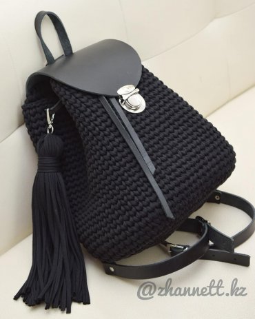 Mochila de Crochê Preta com tassel