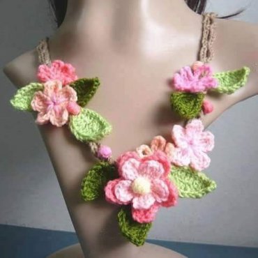 Colar de Crochê Flores Rosas