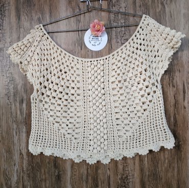 Cropped de Crochê Off White com Decote Canoa