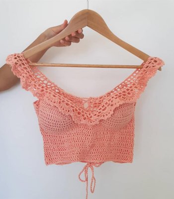 Cropped de Crochê Coral estilo Ciganinha com Babadinhos