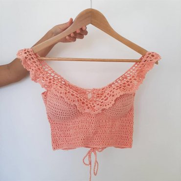 Cropped de Crochê Coral estilo Ciganinha com Babadinhos