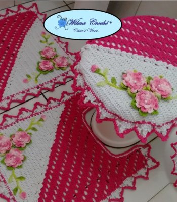 Jogo de Banheiro de Crochê Rosa e Branco com Flores e Pérolas
