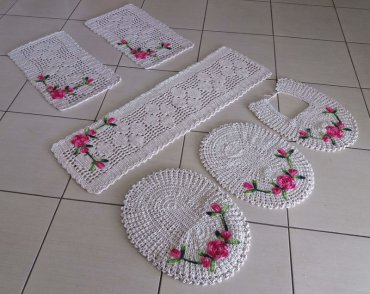 Jogo de Banheiro de Crochê Branco com Flores Rosas
