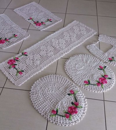 Jogo de Banheiro de Crochê Branco com Flores Rosas