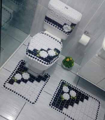 Jogo de Banheiro de Crochê Branco e Azul Marinho com Flores Brancas