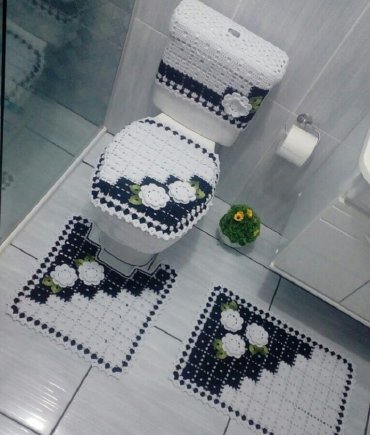 Jogo de Banheiro de Crochê Branco e Azul Marinho com Flores Brancas