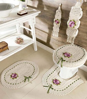 Jogo de Banheiro de Crochê com Barbante Cru e Flores Lilás