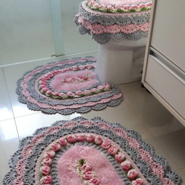 Jogo de Banheiro de Crochê Cinza e Rosa Peludinho com Flores