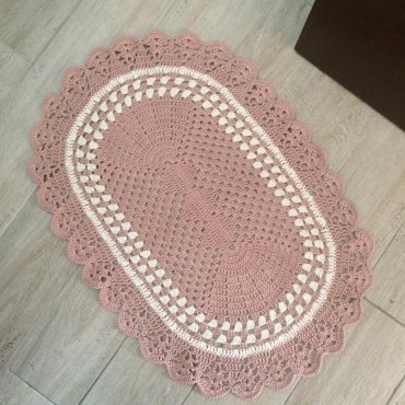 Tapete Oval de Crochê Rosa e Branco