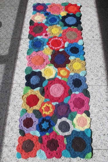 Passadeira de Crochê Flores Coloridas