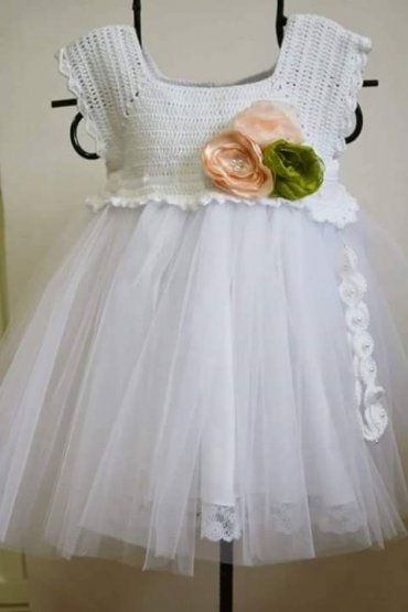 Vestido Infantil de Crochê Branco de Tule com Flor Rosa