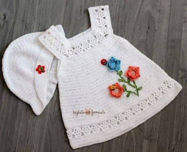 Vestido Infantil de Crochê Branco com Flores Coloridas