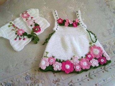 Vestido Infantil de Crochê Branco com Flores Rosas