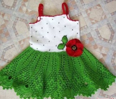 Vestido Infantil de Crochê Verde e Branco com Flor Vermelha